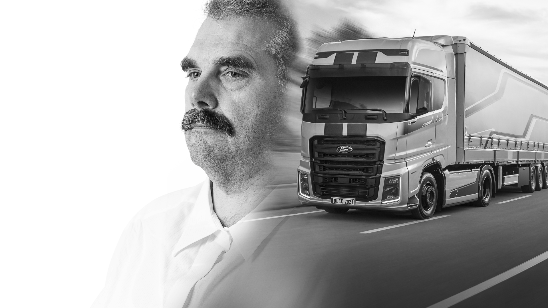 Geschäftsführer Uwe Dietrich neben einem Dietrich Truck auf der Autobahn
