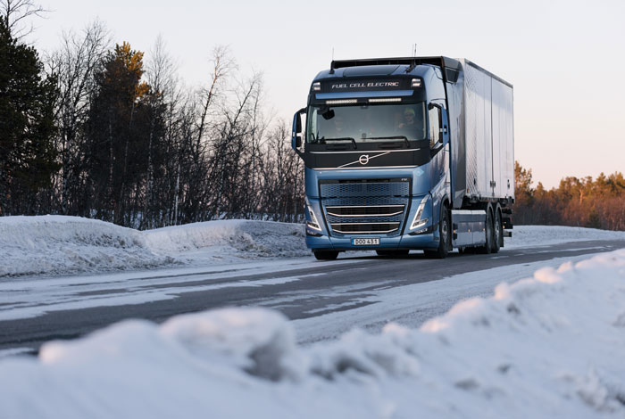 Wetterfeste Volvo Trucks für den Langstreckenverkehr.