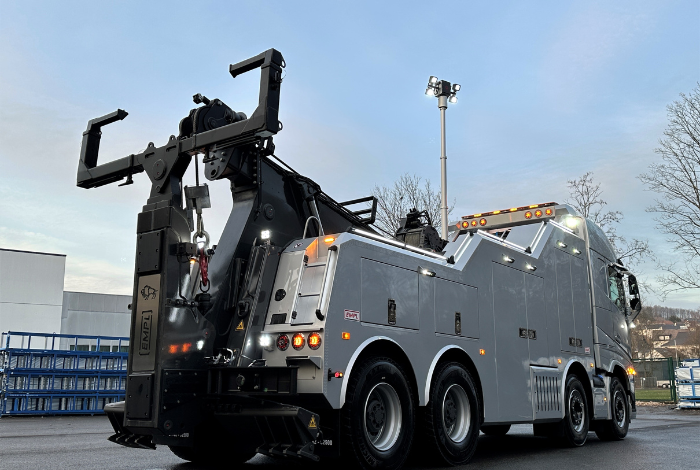 Schweres Bergefahrzeug silber Empl Aufbau
