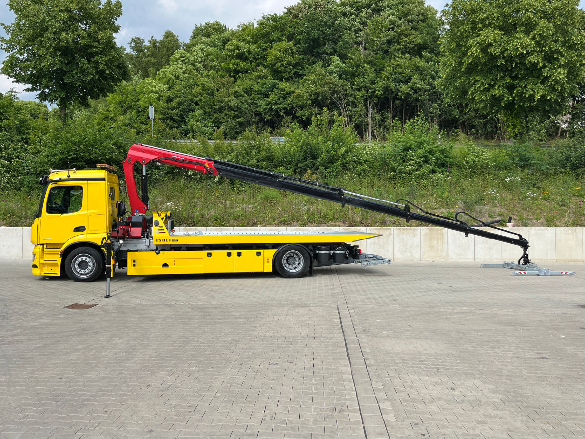 Plateau-Fahrzeug mit Kran gelb seitlich