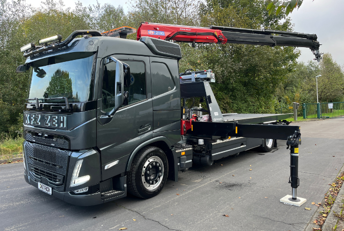 Plateau-Fahrzeug mit Kran auf Basis Volvo Trucks für den Kunden KFZ ZEH Kran in Arbeit
