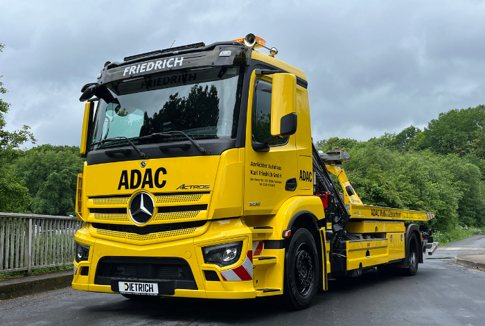 Plateau-Fahrzeug mit Kran auf Basis Mercedes Trucks für den Kunden Anröchter Autohaus Karl-Friedrich