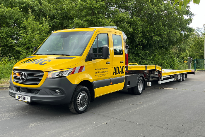Plateau-Fahrzeug auf Basis Mercedes Trucks für den Kunden Anröchter Autohaus Karl Friedrich