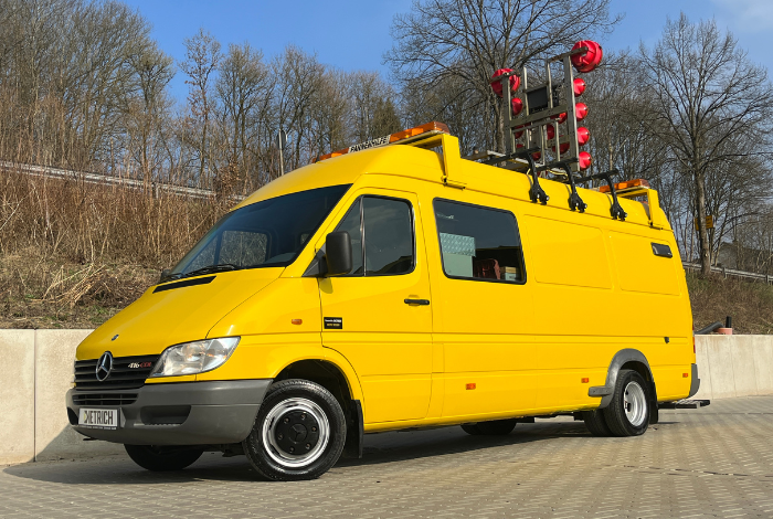 Pannenhilfs-Fahrzeug Mercedes Trucks mit Lichtaufbau