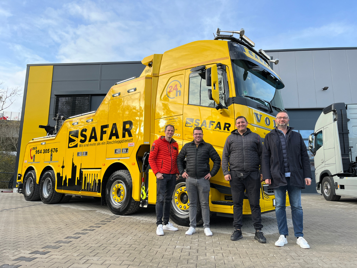 Schweres Bergefahrzeug auf Volvo Trucks Basis für den Kunden Safar Übergabe