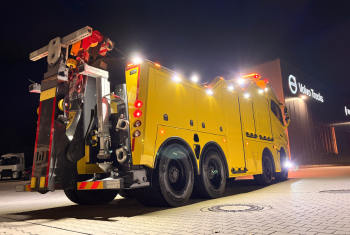 Inter Service Pneus aus Ballainvilliers entschied sich für einen kurzfristig lieferbaren, gebrauchten Volvo Trucks FH500 8x4 mit Aufbau aus dem Hause Erkin WorldPower.
