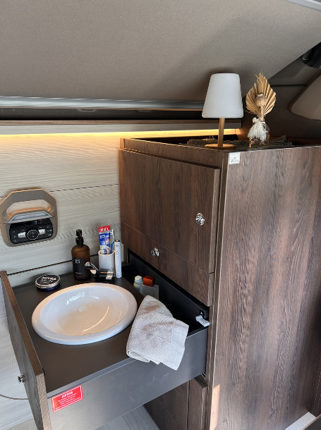 DAF XG Ausbau Living Driver Single Cab by Dietrich - Waschbecken im Fahrerhaus