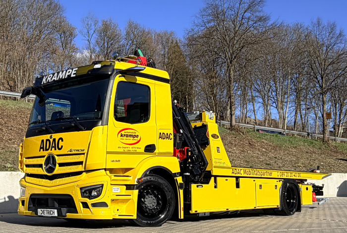 Mercedes-Benz Actros 1836 mit TBZ Aluminiumplateau, HMF 2130 T5 Ladekran, Hubbrille und hydraulischen Seilwinden für Automobile Krampe