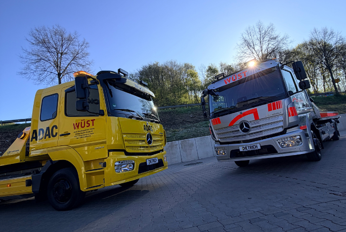 Zwei Mercedes-Benz Atego 1224 mit Edelstahlplateau von Tischer Fahrzeugbau für den Abschleppdienst Wüst