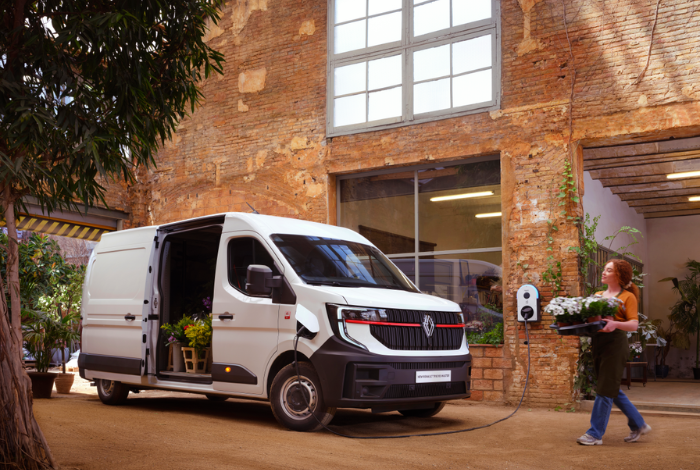 Weißer Renault Trucks Master 4 Red EDITION Kastenwagen