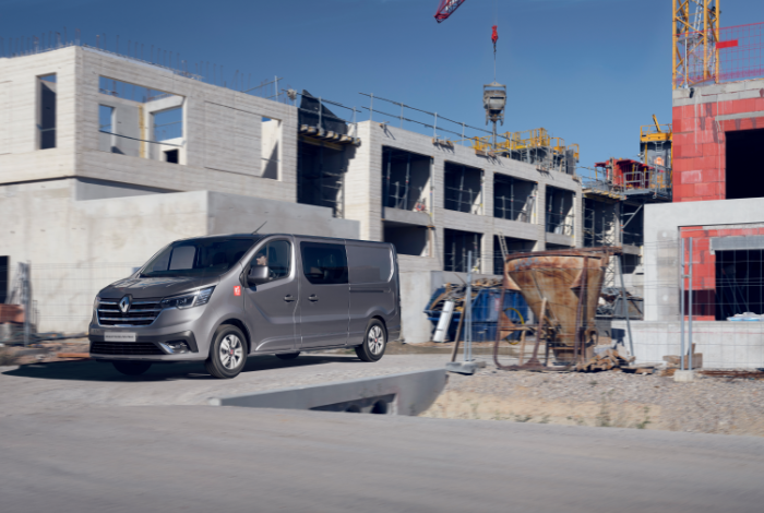 Renault Trucks E-TECH Trafic verlässt eine Baustelle