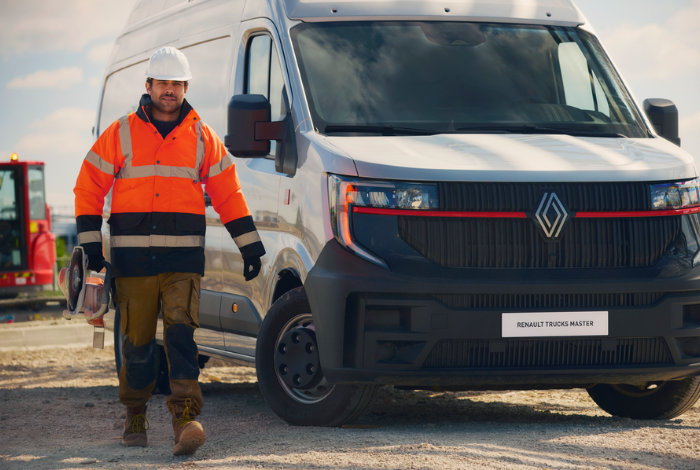 Weißer Renault Trucks Master Red EDITION auf einer Baustelle