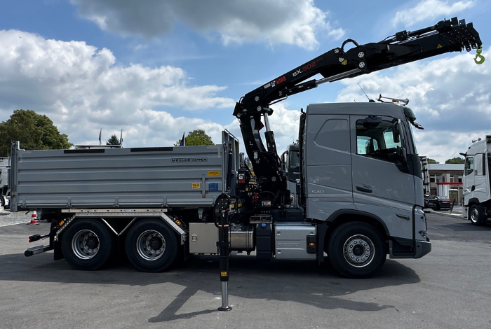 Volvo Trucks FH mit Meiller-Kipper und HIAB-Ladekran für Weber Bau aus Siegen – ausgeliefert von Dietrich Trucks.